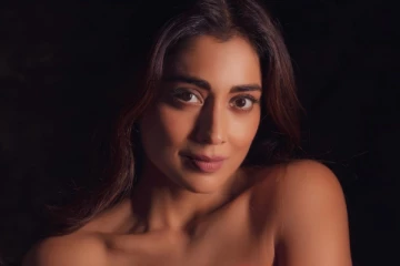 தாயான பிறகும் எல்லை மீறிய கவர்ச்சியில் ஸ்ரேயா.. கிரங்கும் இளசுகள்