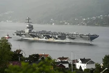 கரீபியன் கடல் செல்லும் அமெரிக்க விமானந்தாங்கிக் கப்பல்