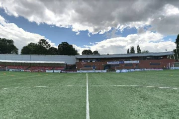 கால்பந்து மைதானத்தில் ஆணின் சடலம்: ஸ்தம்பித்துப்பொன மொத்த ஊழியர்கள்