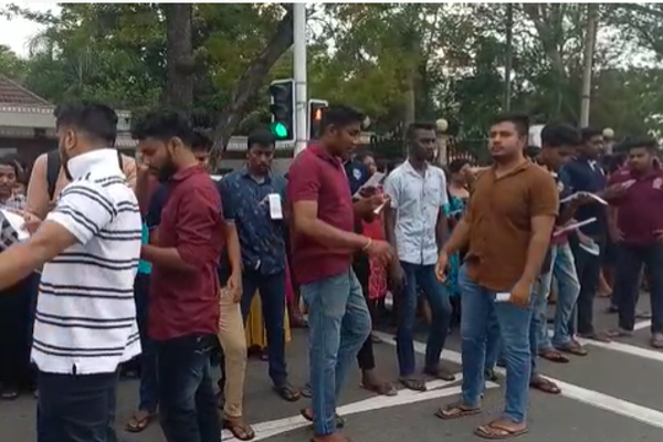 திடீரென வீதிக்கு இறங்கிய கிழக்கு பல்கலை மாணவர்கள் (படங்கள்) | Students Of The Eastern University Protest Today