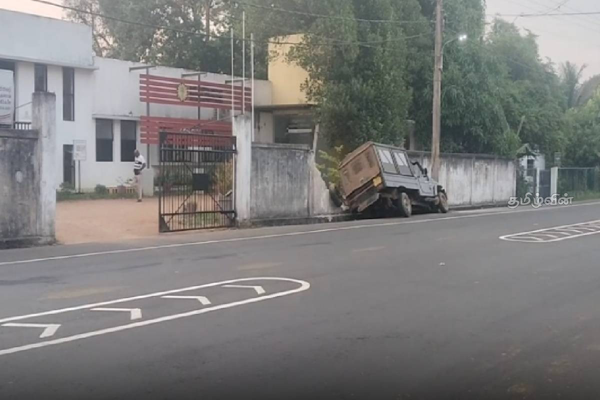 ஜீப் வாகனம் மின் கம்பத்தில் மோதி விபத்து - கந்தளாய் பகுதியில் பல மணிநேர மின்தடை! | Jeep Crashes Into Electric Pole In Kandhalai