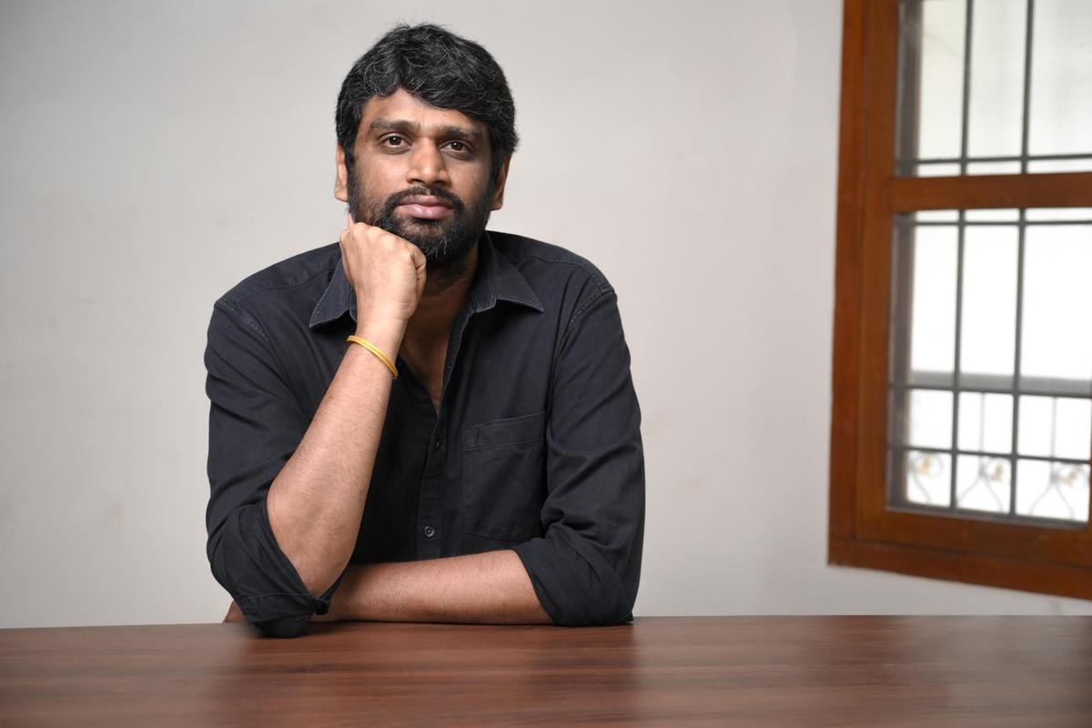 பட்டன் போன் பயன்படுத்தும் ஜனநாயகன் இயக்குநர் ஹெச்.வினோத் | Reason Why H Vinoth Only Uses Keypad Mobile பட்டன் போன் பயன்படுத்தும் ஜனநாயகன் இயக்குநர் ஹெச்.வினோத் | Reason Why H Vinoth Only Uses Keypad Mobile