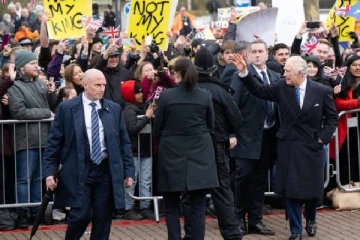 செல்லும் இடமெல்லாம் எதிர்ப்பை சம்பாதிக்கும் மன்னர் சார்லஸ்: பதாகை ஏந்திய மக்களால் பதற்றம்