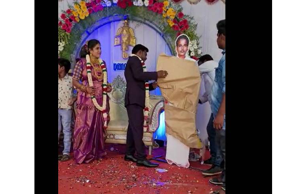 நண்பர்கள் கொடுத்த பரிசைக் கண்டு திருமண மேடையில் கதறி அழுத மாப்பிள்ளை! வைரல் | Kallakurichi The Bride Groom Cried Gifts