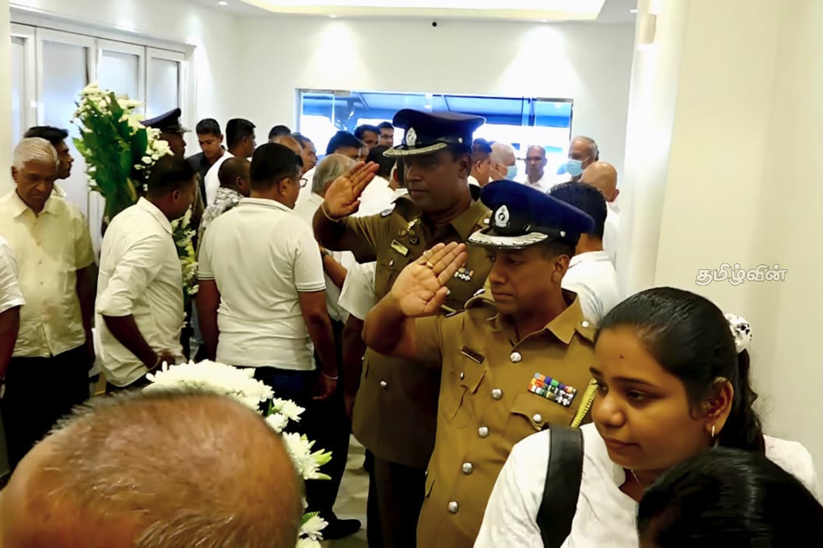 முன்னாள் பொலிஸ்மா அதிபரின் பூதவுடலுக்கு ரணில் உள்ளிட்ட பிரமுகர்கள் நேரில் அஞ்சலி | Ranil And Dignitaries Tributec T Wickramaratne முன்னாள் பொலிஸ்மா அதிபரின் பூதவுடலுக்கு ரணில் உள்ளிட்ட பிரமுகர்கள் நேரில் அஞ்சலி | Ranil And Dignitaries Tributec T Wickramaratne