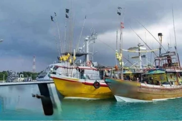 மாலைதீவு கடலில் 13 இலங்கை மீனவர்கள் கைது