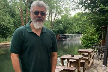 வெளிநாட்டில் மிக விலையுயர்ந்த காருடன் அஜித் எடுத்த போட்டோ- செம வைரல்