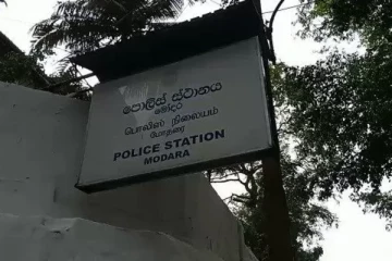 பொலிஸ் நிலையத்திற்கு அருகில் மீட்கப்பட்ட மர்ம பொதியால் பரபரப்பு