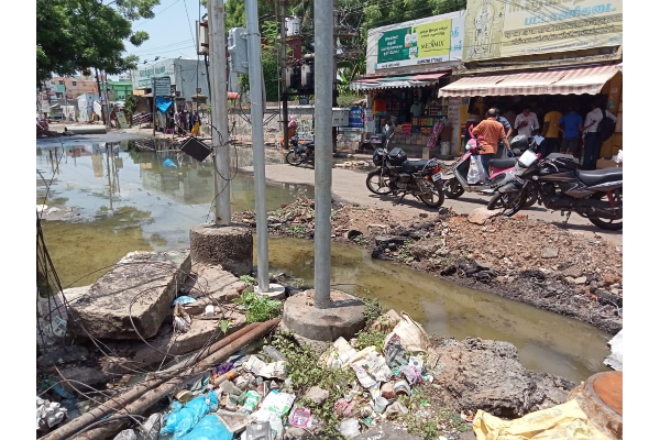 திருச்சி அருகே சாலையில் தேங்கிய கழிவுநீர்: பொதுமக்கள் அவதி | Sewage Stagnant On The Road Near Trichy