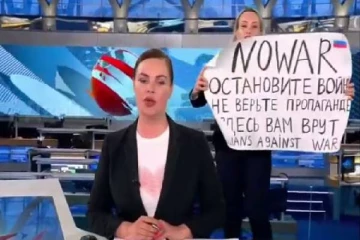 ரஷ்யாவில் உக்ரைன் மக்களுக்கு வித்தியாசமாக ஆதரவு தெரிவித்த பெண் செய்தியாளர் கைது