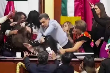 முடியைப் பிடித்து இழுத்துச் சண்டையிட்ட எம்.பிக்கள் ; மெக்சிக்கோ நாடாளுமன்றில் சம்பவம்