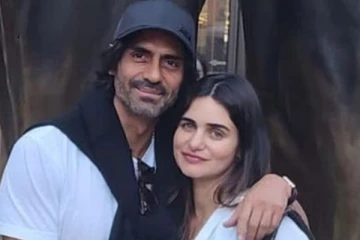 2 குழந்தை பெற்ற பின் காதலியுடன் இரண்டாம் திருமணம்.. 53 வயதில் பிரபல நடிகர் அறிவிப்பு