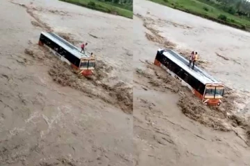 ஆற்றில் சிக்கிய பேருந்து! கதறும் பயணிகளின் திக் திக் வீடியோ