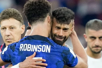 FIFA உலகக்கோப்பையில் நெகிழ்ச்சி: மனமுடைந்த ஈரான் வீரரை கட்டியணைத்து தேற்றிய அமெரிக்க வீரர்