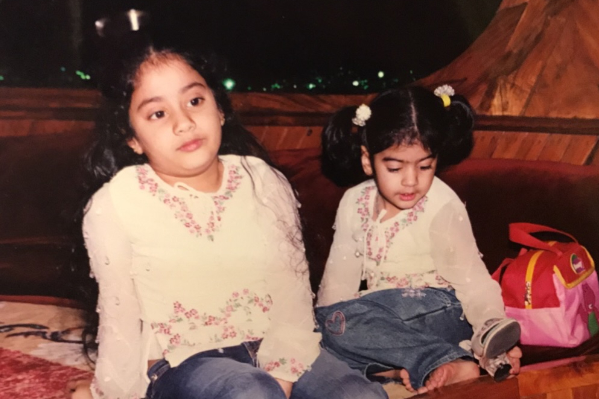 இந்த புகைப்படத்தில் உள்ள இந்திய சினிமா நட்சத்திரம் யார் என்று தெரிகிறதா? | Janhvi Kapoor Childhood Photo