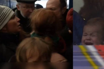 உக்ரைனை விட்டு ரயிலில் செல்ல முற்பட்ட தாய் மற்றும் குழந்தையின் பரிதாப நிலை: வைரலாகும் புகைப்படம்