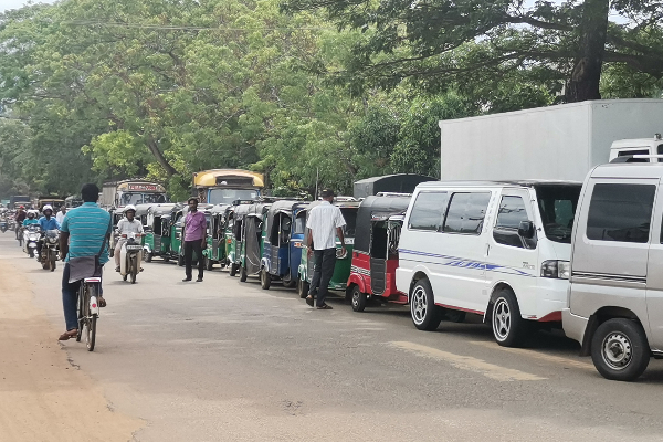 தமிழர் பகுதிகளில் எரிபொருளுக்கு நீண்ட வரிசை ; வெளியான முக்கிய அறிவிப்பு | Long Fuel Queues Seen In Tamil Regions