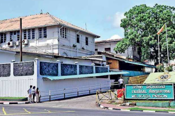 வெலிக்கடை சிறையில் முக்கிய கைதிகள் உள்ள பகுதியில் கண்டெடுக்கப்பட்ட சாதனங்கள் | Welikada Prison Mobiles Found