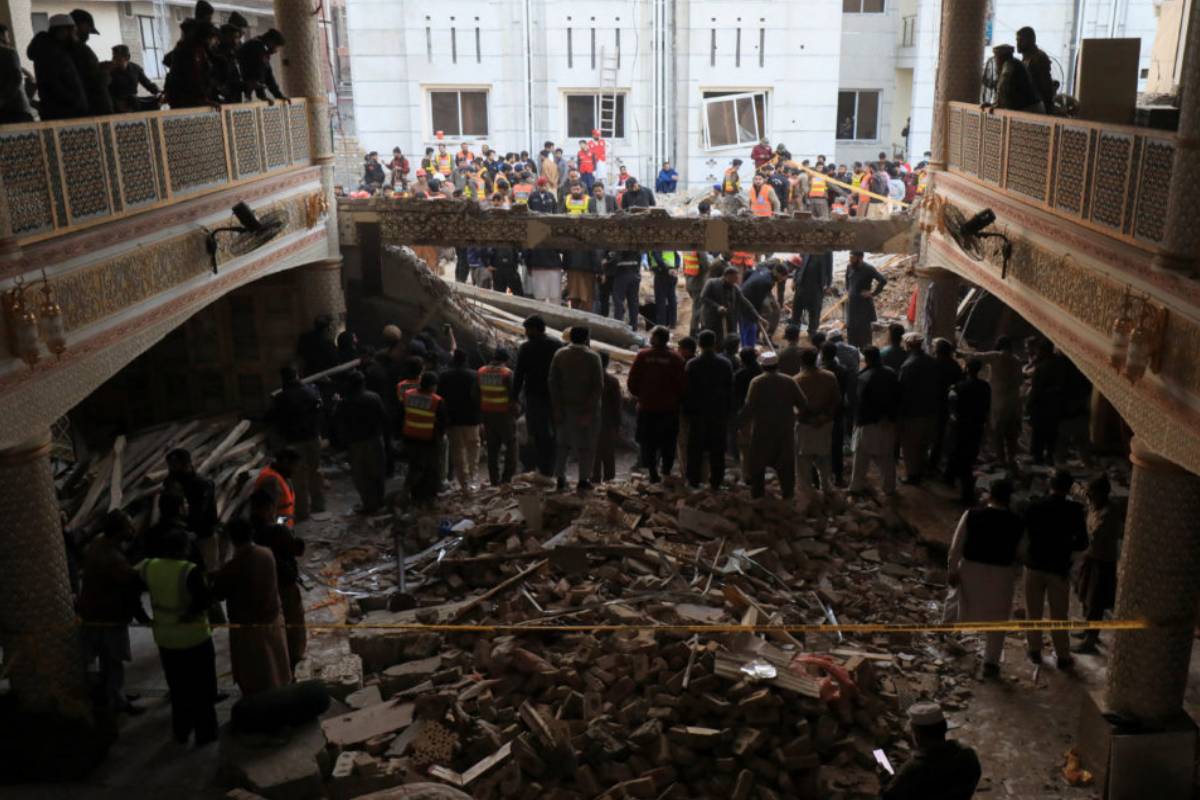 பாகிஸ்தான் பள்ளிவாசலில் பயங்கர வெடிப்பு ; 17 பேர் உயிரிழப்பு | Massive Explosion Mosque Pakistan 17 People Killed