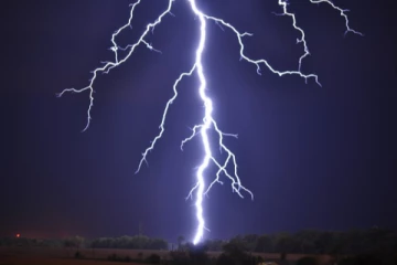 கனடாவில் மின்னல் தாக்கி உயிர் பிழைத்த இளம்பெண்