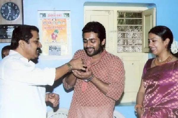 சூர்யா ஜோதிகாவை சேர்த்து வெச்சது இந்த அயோக்கிய பொண்ணு தான்!! சிவக்குமார் இப்படி சொல்லிட்டாரே? | Suriya Jyothika S Love Radhika Reveals In Viral