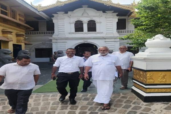 டக்ளஸின் அரசியல் பயணம் குறித்து கங்காராம விகாராதிபதியின் ஆலோசனை | Viharadhipathi Advice Douglas Political Journey