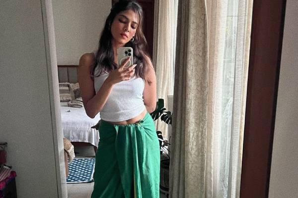 வேட்டி கட்டிக்கொண்டு கவர்ச்சியில் சொக்கவைக்கும் மலையாளத்து பைங்கிளி.. வெளியான ஹாட் கிளிக்ஸ் | Malavika Mohanan Hot Clicks In Veshti