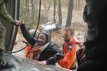 பிரிட்டிஷ் கொலம்பியா வெள்ளம்... மண் சரிவால் சாலையில் சிக்கியவர்கள் ஹெலிகொப்டர் மூலம் மீட்பு