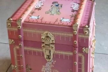 4 கிலோவில் திருமண அழைப்பிதல் செய்து அசத்திய கோடீஸ்வரர்! விலை தெரிஞ்சா ஷாக்காகிடுவீங்க!