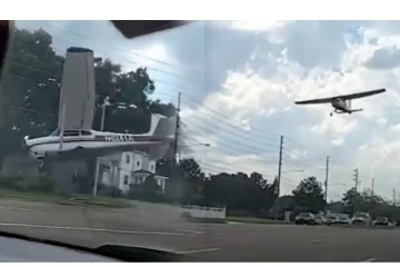 திடீரென சாலையில் விழுந்து விபத்துக்குள்ளான சிறிய ரக விமானம் - வைரலாகும் அதிர்ச்சி வீடியோ