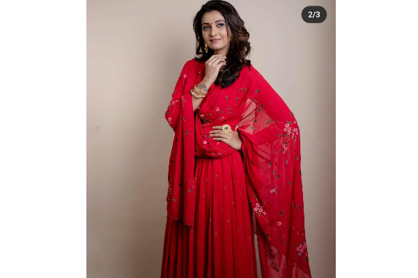 உன்  ஞாபகம்  தீயிட   விரகாயிரம்  வாங்கினேன்: இன்ஸ்டகிராமில் வைரலாகும் பிரியா பவானி ஷங்கர் | Priya Bhavani Shankar Goes Viral On Instagram