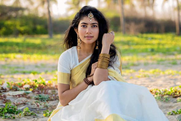 இந்த புகைப்படத்தில் இருக்கும் முன்னணி நடிகை யார் தெரியுமா.. ரசிகர்களின் மனம் கவர்ந்த நாயகி | Top Actress Childhood School Photo