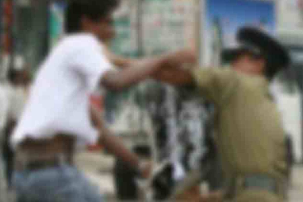 அம்பாந்தோட்டையில் சூதாட்ட விடுதி பொலிஸாருடன் மோதல் : மூவர் கைது | Casino In Hambantota Clashes With Police