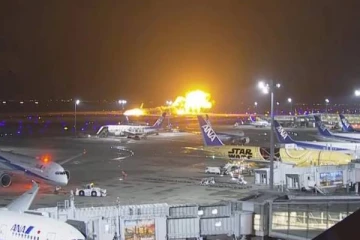 தீப்பற்றி எரிந்த விமானம்: அவசரம் அவசரமாக சறுக்கிக்கொண்டு வெளியேறிய பயணிகள்! (Video)