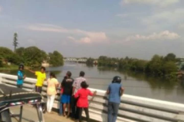 ஆற்றில் பாய்ந்த யுவதியின் உயிரை காப்பாற்றிய இளைஞன்