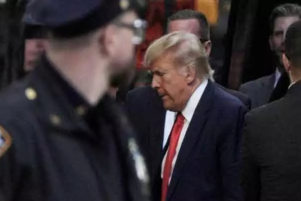 ஆபாசா நடிகைக்கு பணம் கொடுத்த விவகாரம் : டிரம்ப் அதிரடியாக கைது செய்யப்பட்டு விடுவிப்பு | Former Us President Donald Trump Arrested