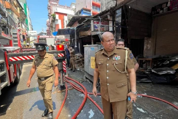 மட்டக்களப்பில் ஒரே நேரத்தில் இரு இடங்களில் தீ விபத்து