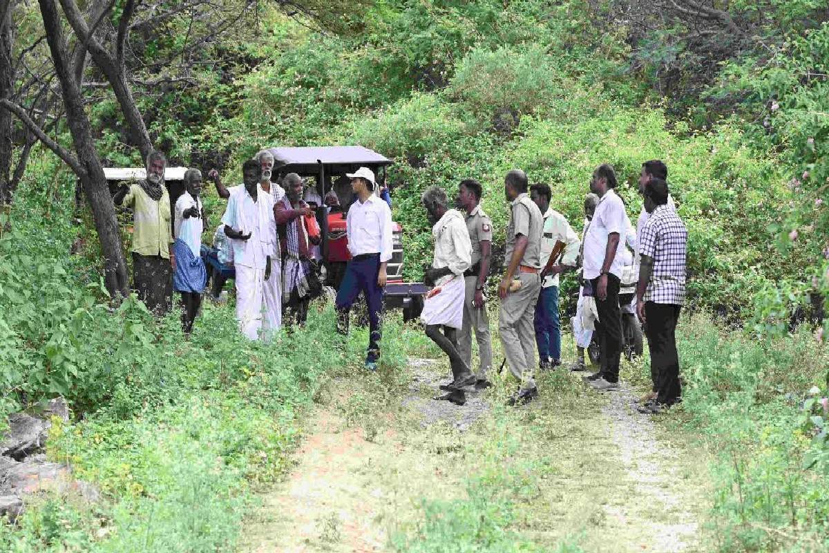 இரத்தக்கறைகளுடன் வீடொன்றிலிருந்து ஆணொருவரின் சடலம் மீட்பு ; பொலிஸார் தீவிர விசாரணை | Man S Body Recovered From A House In Tamil Area இரத்தக்கறைகளுடன் வீடொன்றிலிருந்து ஆணொருவரின் சடலம் மீட்பு ; பொலிஸார் தீவிர விசாரணை | Man S Body Recovered From A House In Tamil Area