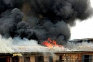 பள்ளி விடுதியில் தீ விபத்து - 17 மாணவர்கள் பலி!