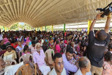 யாழில் சஜித்துக்காக பல மணித்தியாலங்களாக வெயிலில் தவித்த மக்கள்!