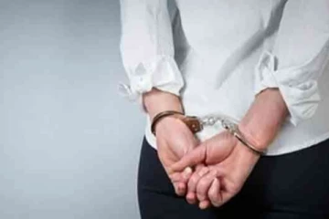 அதிரடிப்படை முகாமில் கைதான பெண் ; சோதனையில் சிக்கிய ஆபத்தான பொருட்கள்