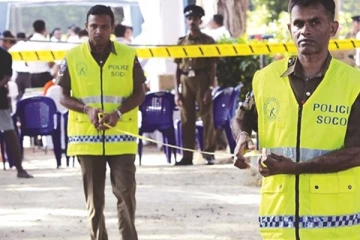 நடுவீதியில் பலியான யுவதி ; முச்சக்கரவண்டியிலிருந்து தூக்கி வீசப்பட்டு பவுசரில் சிக்கி சோகம்