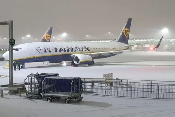 மோசமான வானிலையால் பிரித்தானியாவில் விமான சேவைகள் பாதிப்பு! | Air Services In Britain Affected By Bad Weather