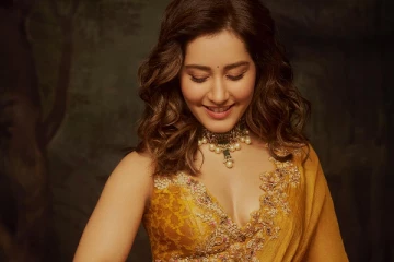 ராசி கண்ணா தாவணியில் அழகிய கவர்ச்சி போஸ்