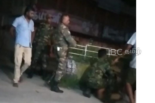 நடு வீதியில் தமிழ் இளைஞனுக்கு மரண அடி..! இராணுவம், காவல்துறை மூர்க்கத்தனம் - வெளியான காணொளி | Young Man Attacked Sri Lankan Army Jaffna Manippai