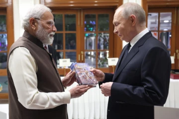ரஷிய அதிபர் புதினுக்கு பகவத் கீதையை பரிசாக வழங்கிய மோடி