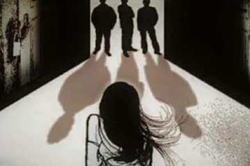 பல்கலைக்கழகத்தில் மீண்டும் பாலியல் தொல்லை - காதலனை தாக்கிவிட்டு 3 பேர் செய்த கொடூரம்