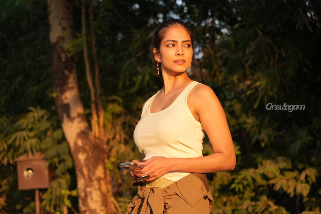 நடுக்காட்டில் போட்டோஷூட்.. மாளவிகா மோகனனின் இந்த புகைப்படங்களை எடுத்து யார் தெரியுமா 6 Gallery