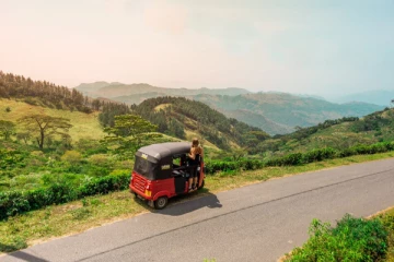 பயணிகளுடன் பள்ளத்தில் பாய்ந்த முச்சக்கரவண்டி ; இருவருக்கு நேர்ந்த துயரம்