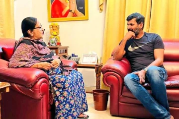நடிகை சரோஜா தேவிக்கு என்ன ஆனது! சம்பந்தம் இல்லாமல் விஷால் பார்க்க காரணம் என்ன?